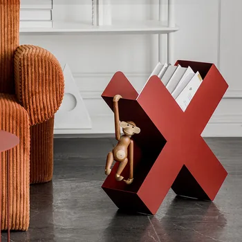 Креативная дизайнерская мини-книжная полка в гостиной, сетка Сбоку от красного простого дивана, Несколько современных стеллажей для журналов в скандинавском стиле.